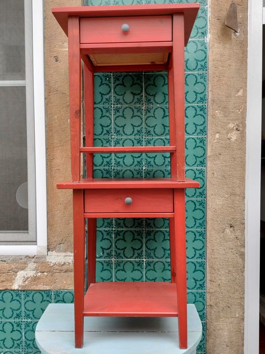 Duas mesas de cabeceira IKEA Hemnes encarnadas