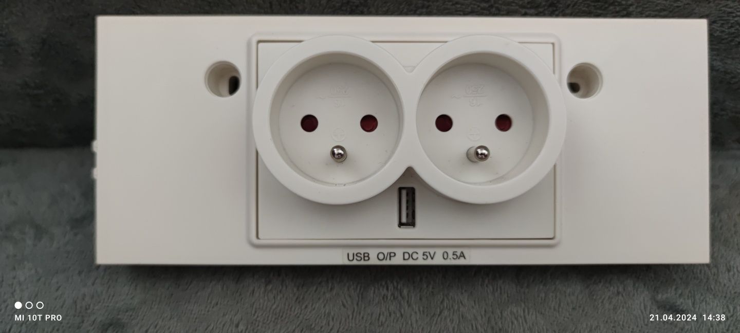 IKEA UTRUSTA Podwójne gniazdko z USB, biały