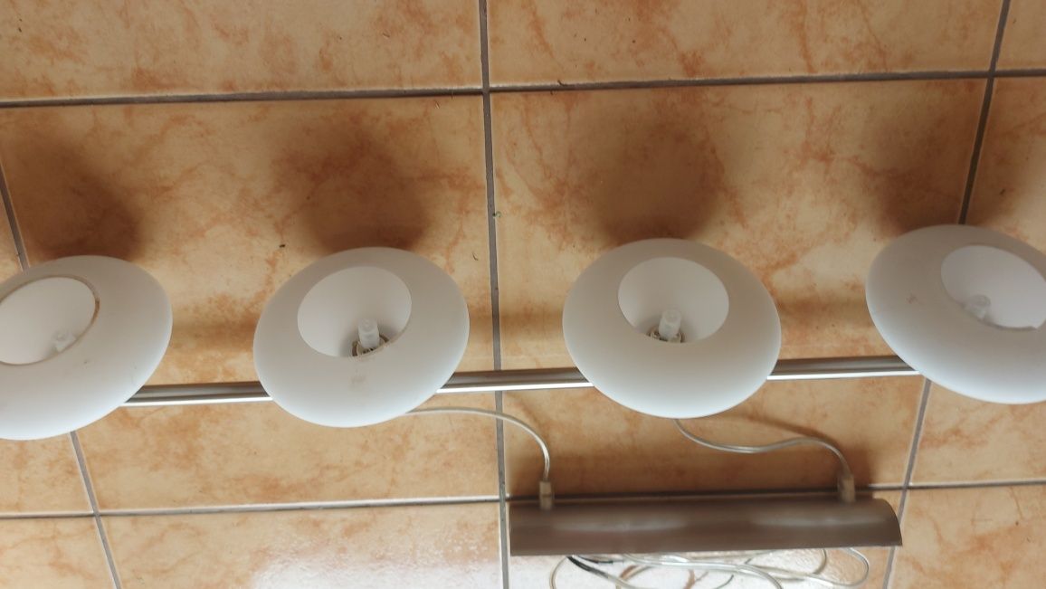 Kinkiet ścienny i żyrandol.