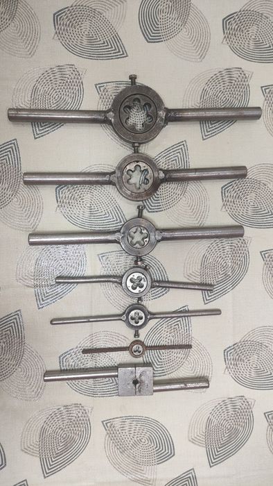 Плашкотримачі + плашки