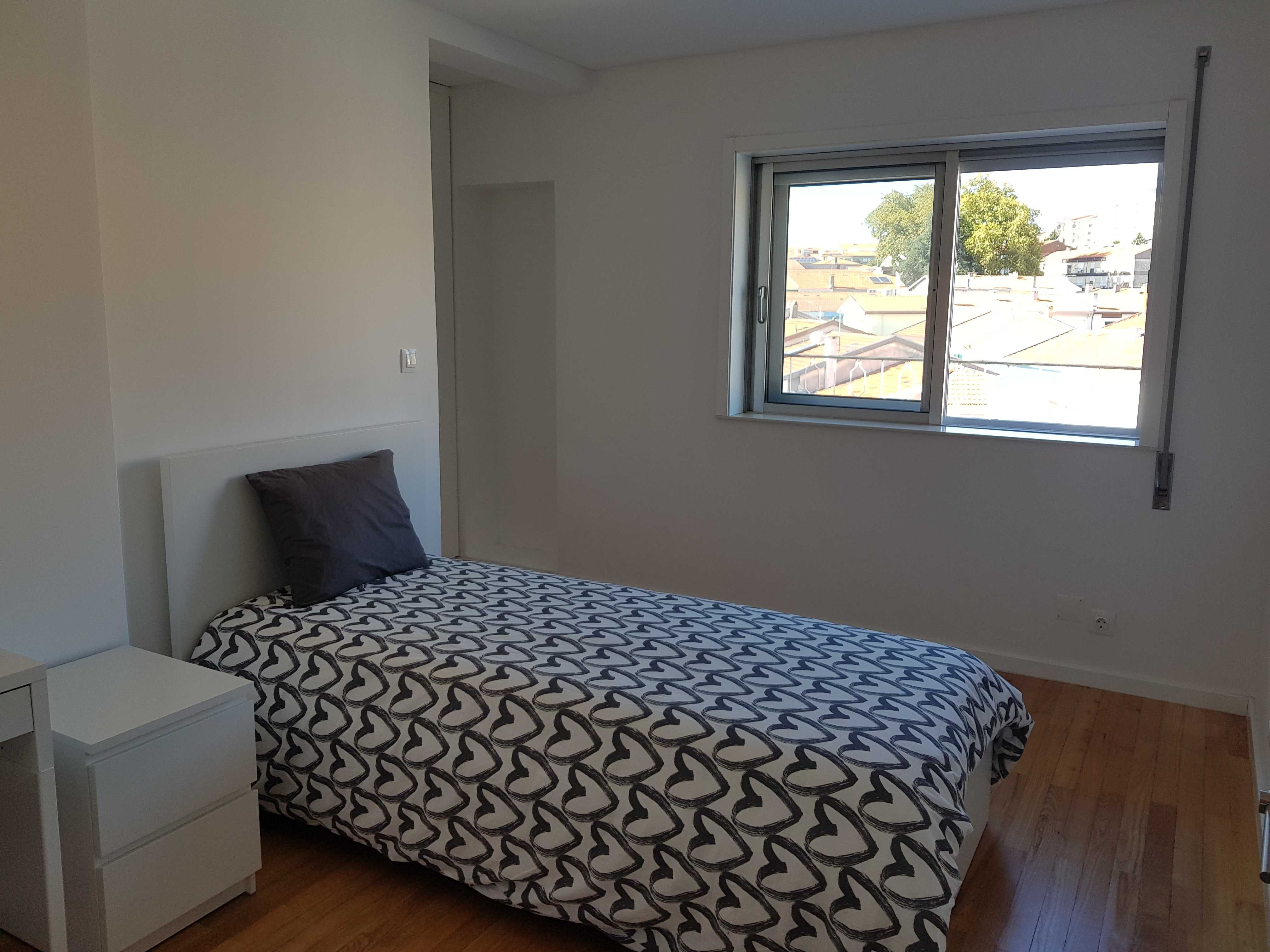 Desp. incluídas - Metro(Gaia-St. Ovídio) - Quarto Menina/Senhora - 425