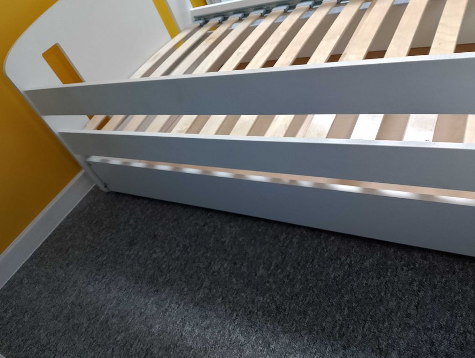 Sprzedam łóżko dziecięce z materacem i szufladą 160x80