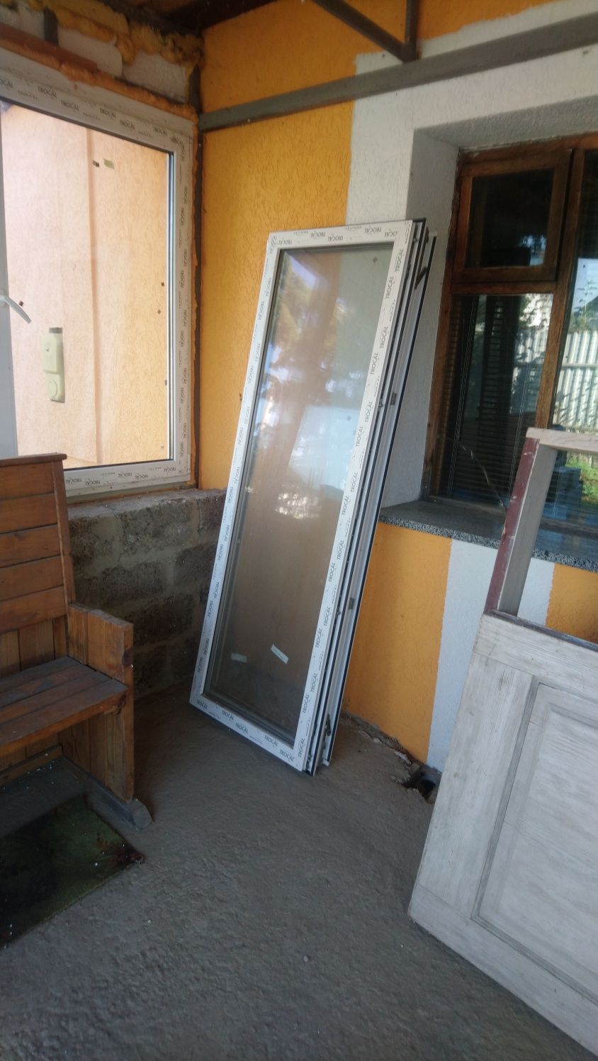 Продам металопластикові дверв 1шт(б. У) ,та металопластикові двері.