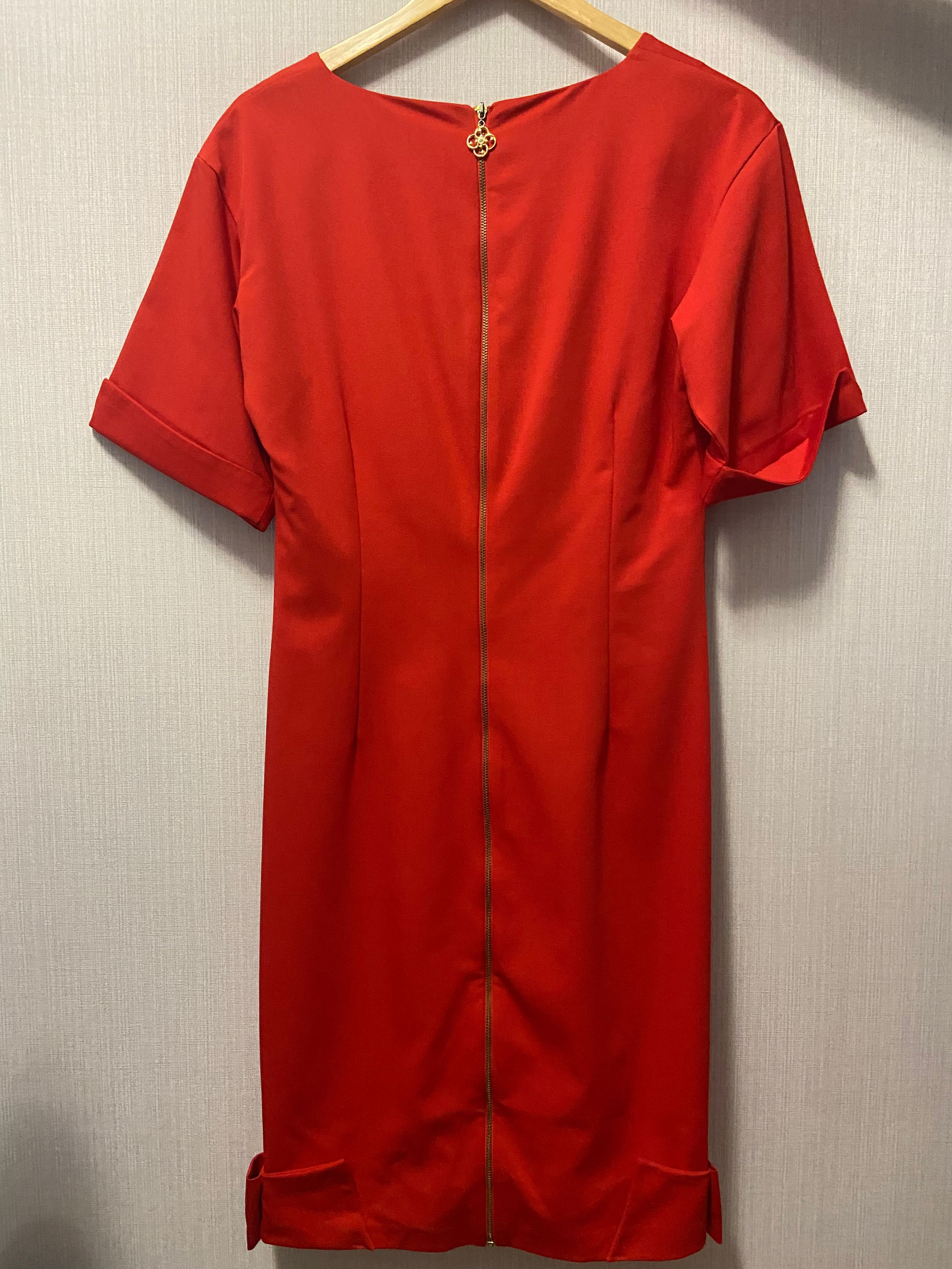 Червоне плаття на короткий рукав