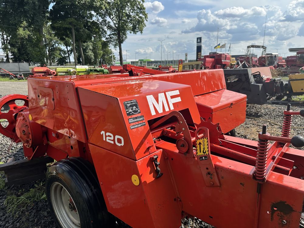 Прес-підбирач марки Massey Ferguson 120