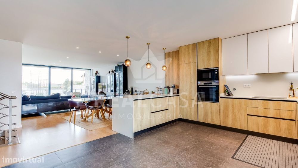 Moradia T3 Geminada, em condomínio privado com piscina