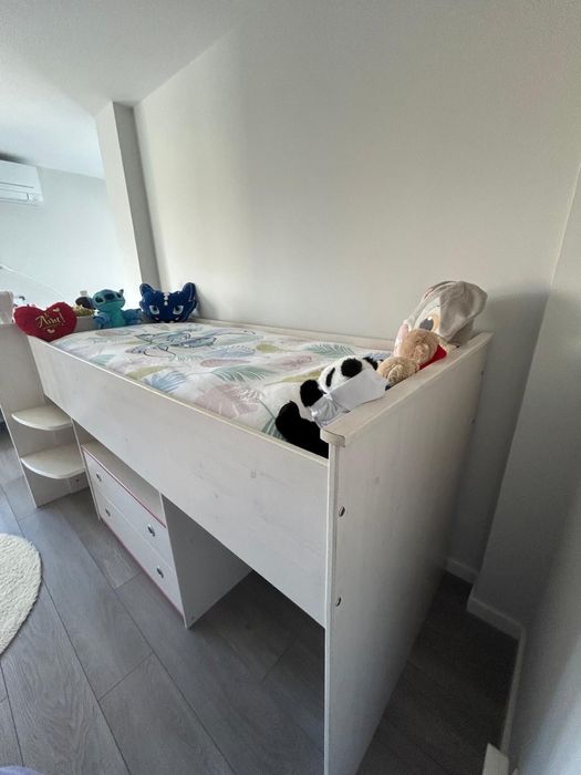 Cama de solteiro elevada com secretaria