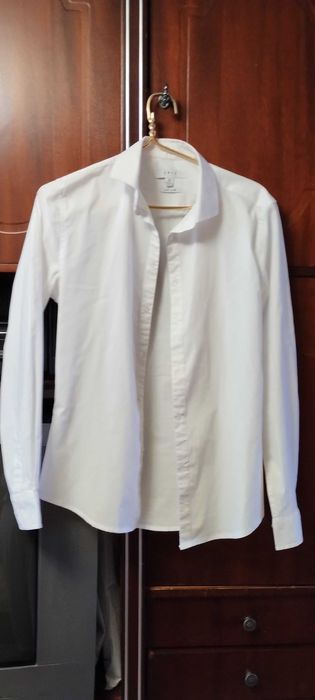 Светлый мужской костюм, рубашка на худенького парня