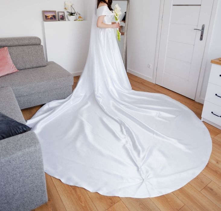 Suknia ślubna minimalistyczna tren panna młoda elegancka Pardyka