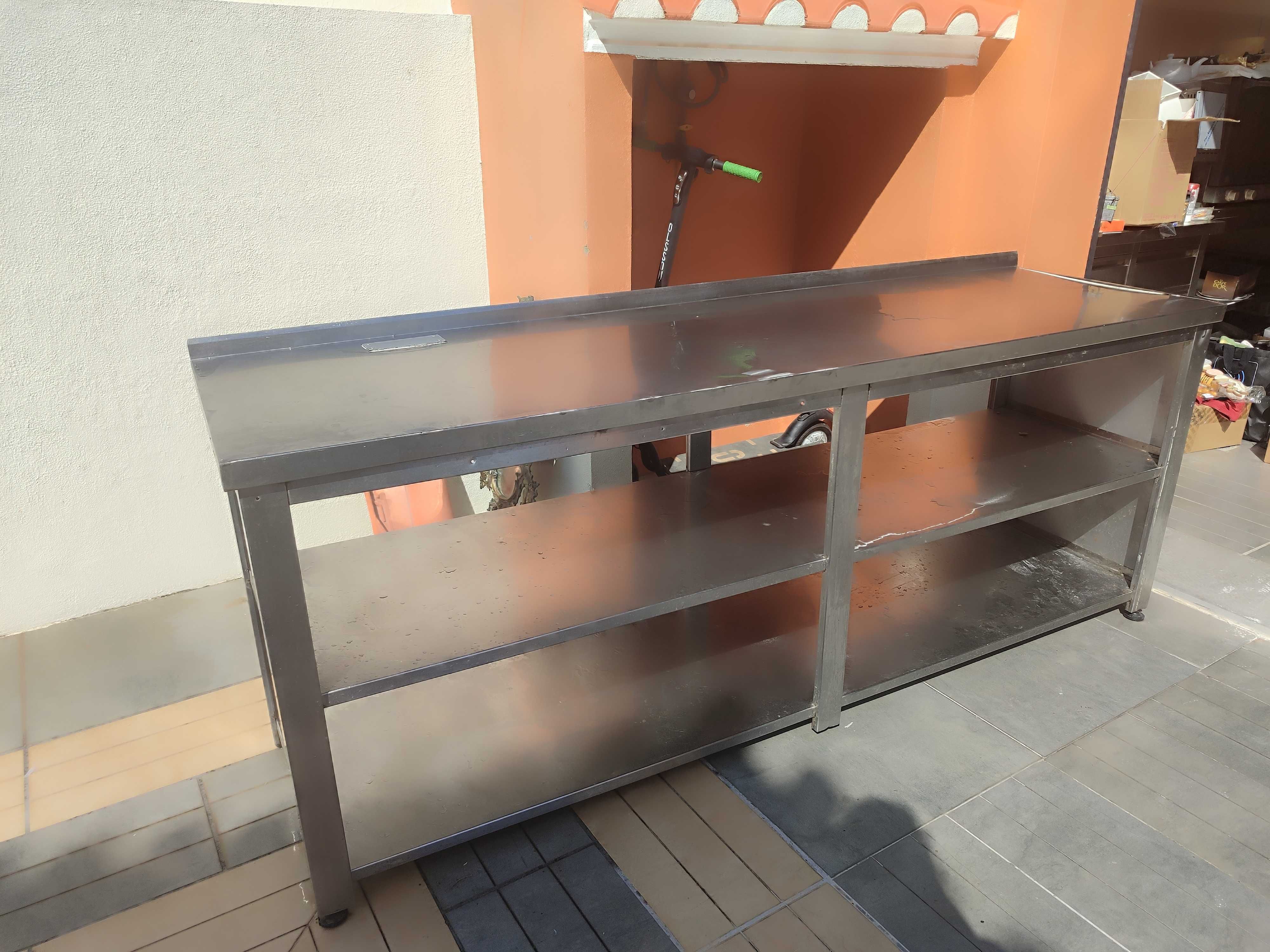 Bancada de inox com prateleira intermédia