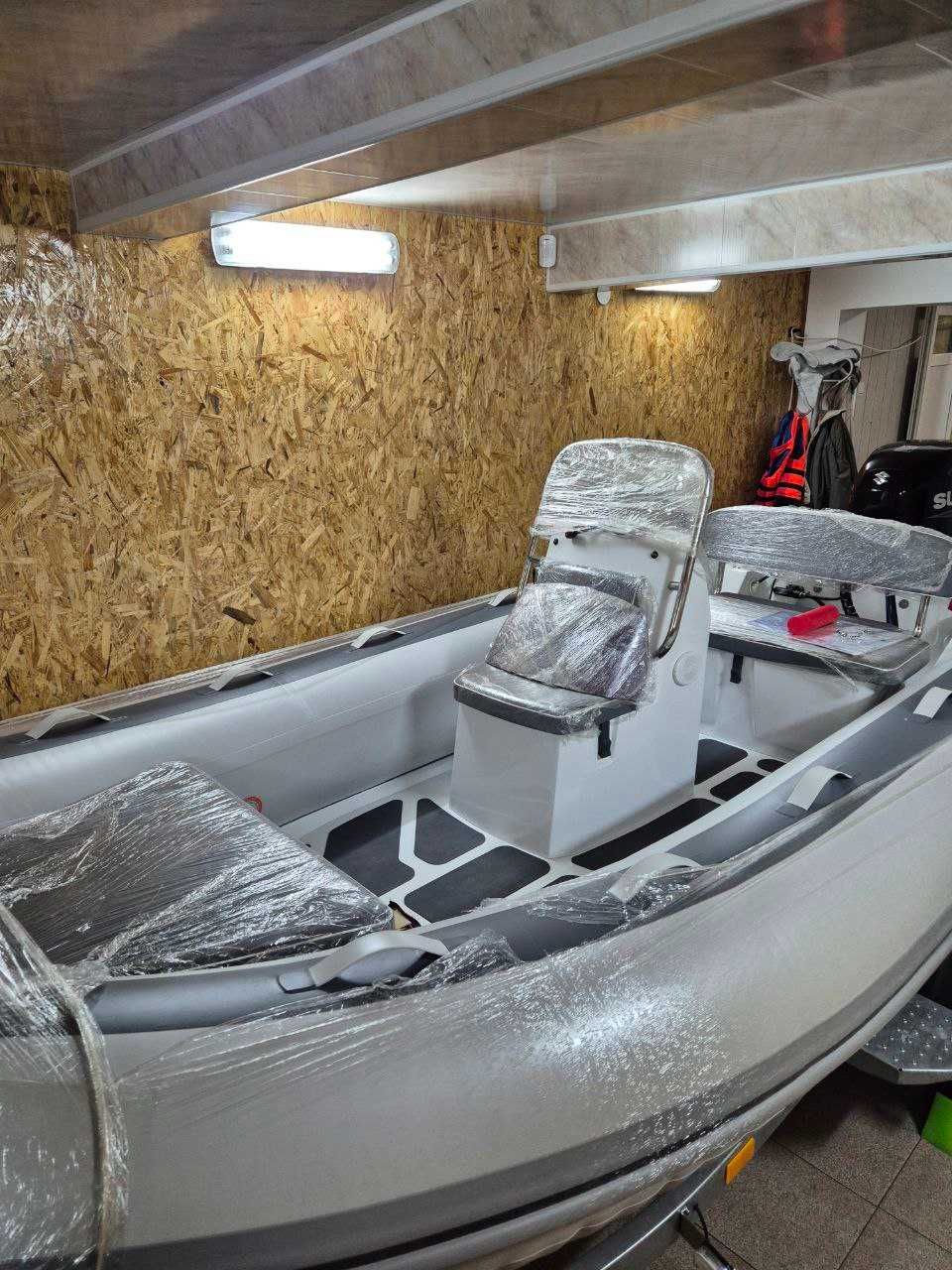 Продається човен Deluxe GALA A400L з мотором та лафетом