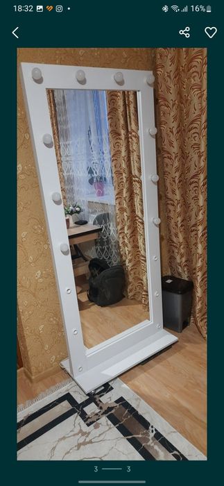 Дзеркало з лампочками