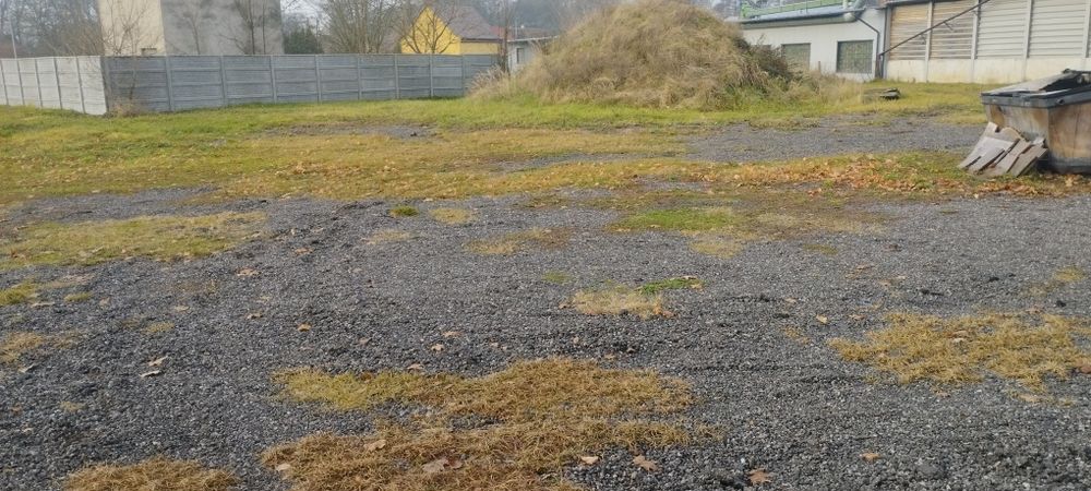 Działka ogrodzona ,utwardzona