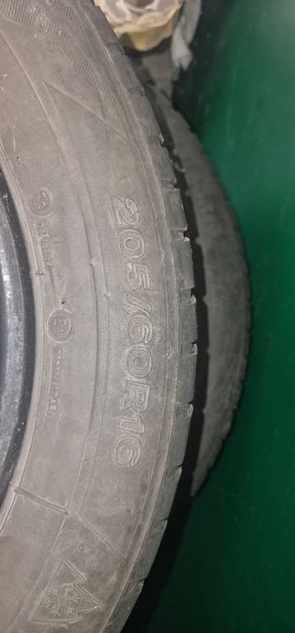 Opony zimowe 205 60 16r używane zostały po sprzedaży auta.