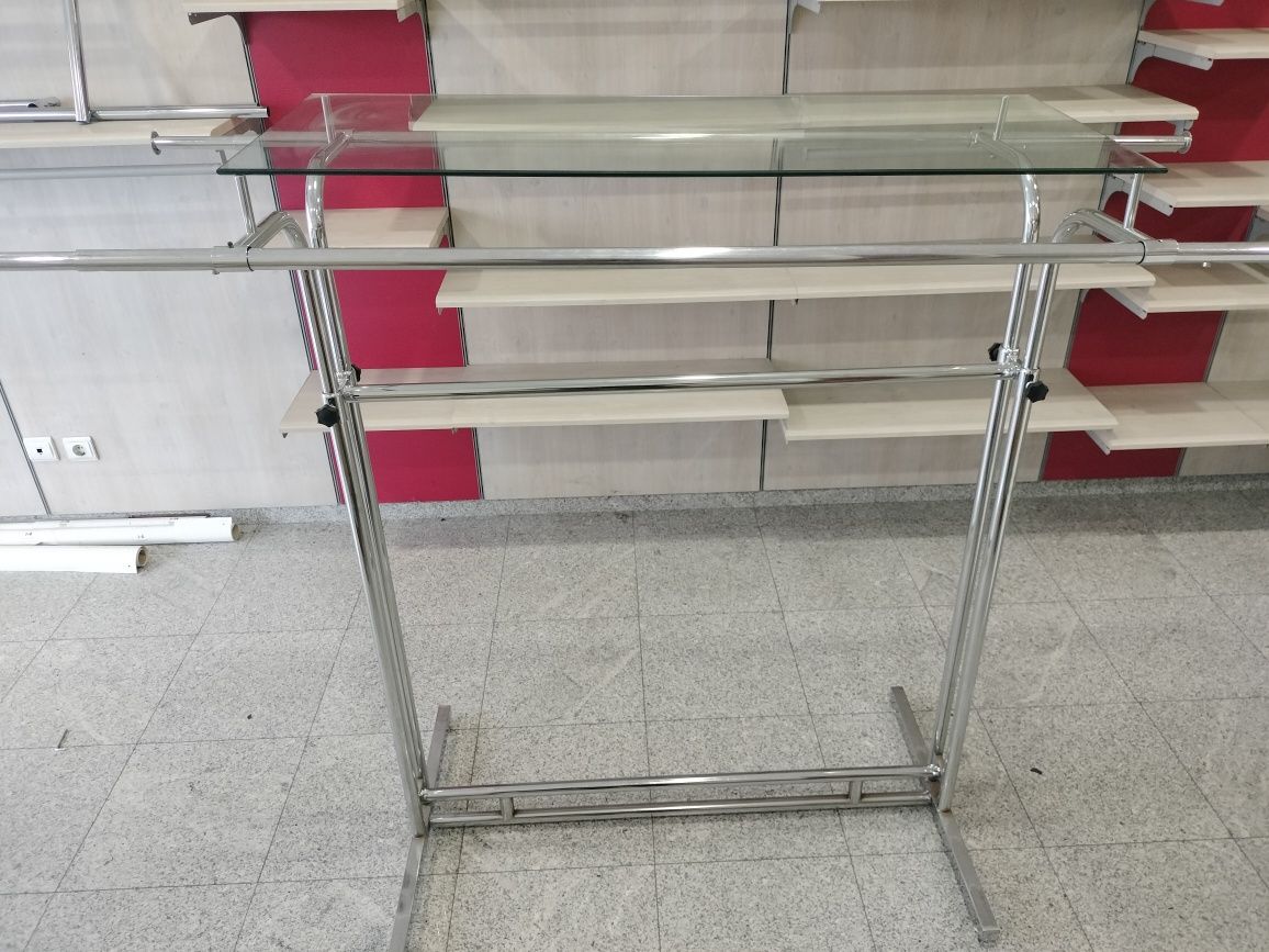 Expositor cromado tampo em vidro.