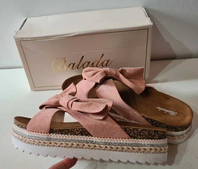 Balada klapki sandały na biało-plecionej platformie jasny róż z kokard