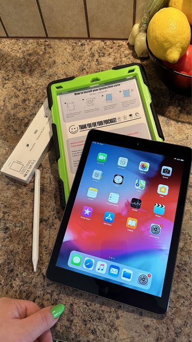 Tablet iPad Apple Retina 10” + nowe etui - super stan