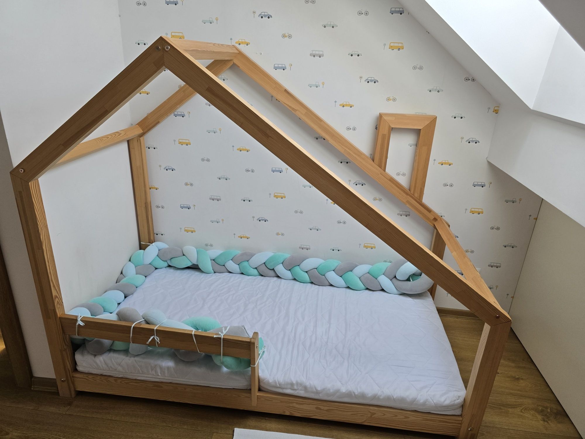 Łóżko domek krzywy daszek ALBI barierka, materac 160x90