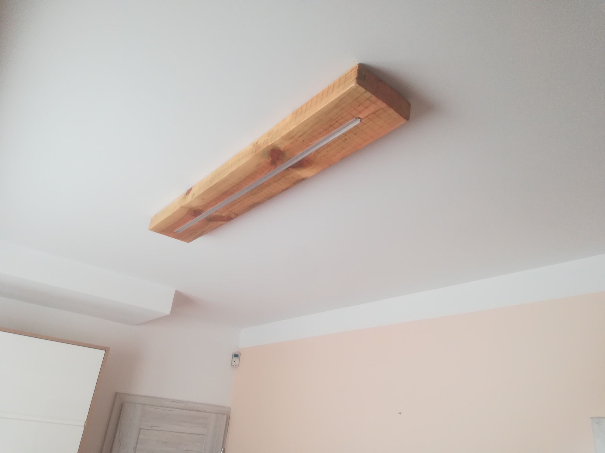 Lampa sufitowa LED z litego drewna