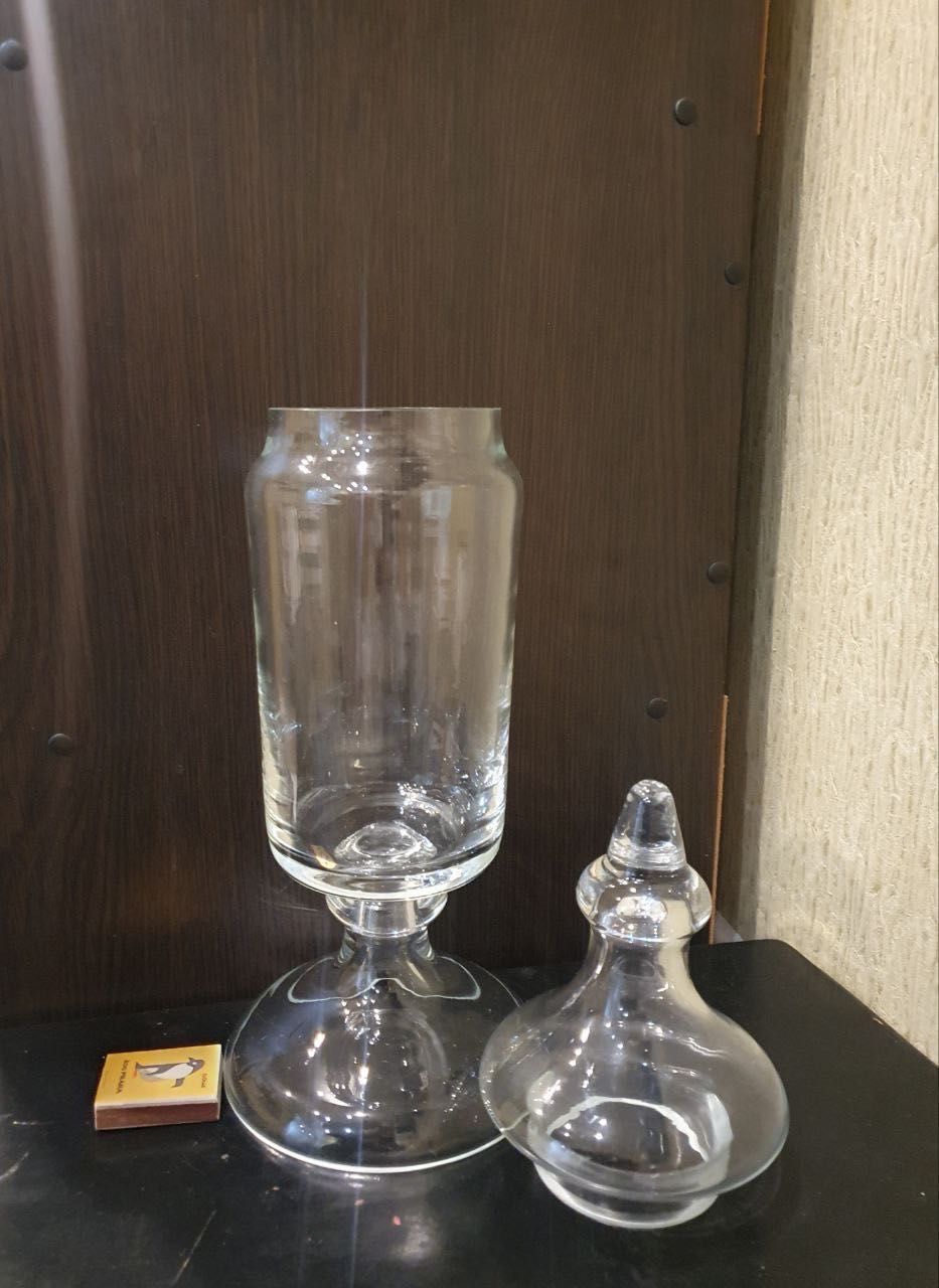 Скляна ваза з кришкою