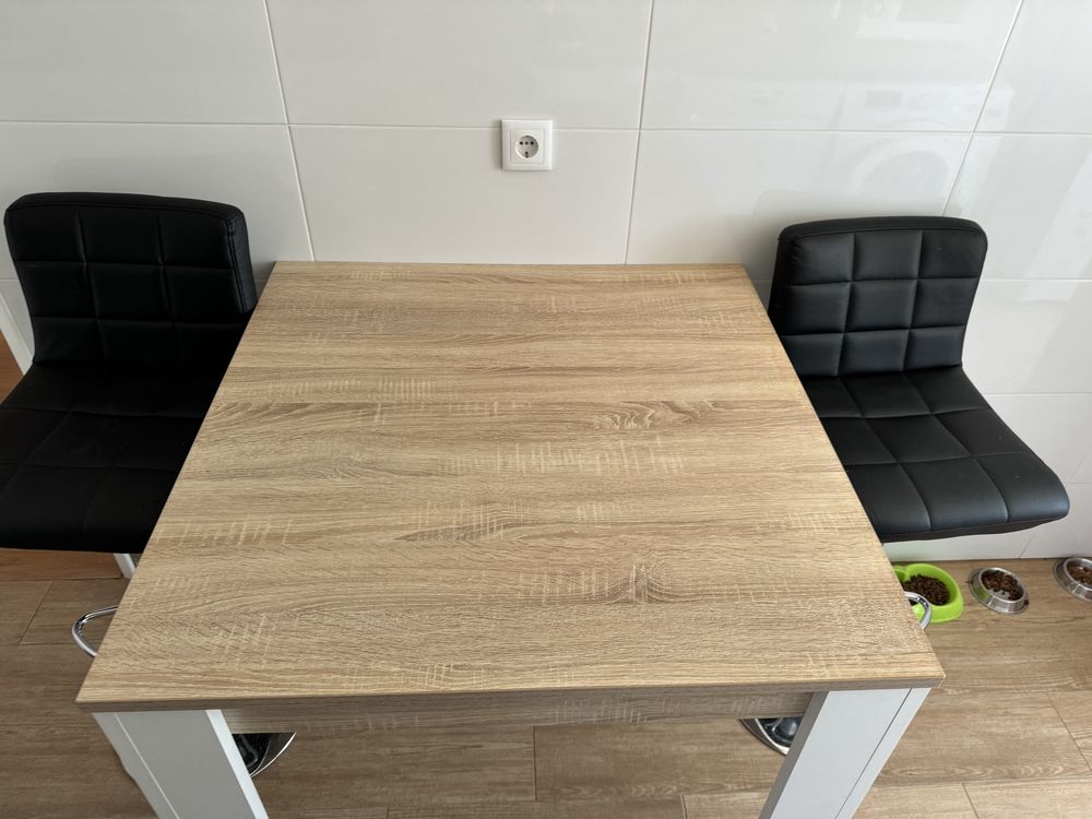 Vendo mesa e 2 cadeiras