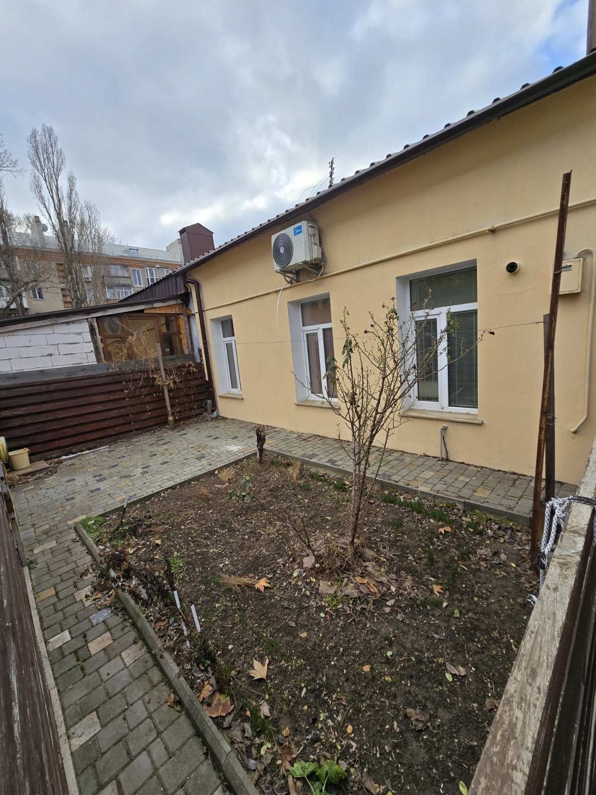 Центр! Однокімнатна квартира на землі
