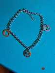 Pulseira em prata contrastada.