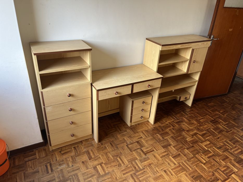 Móvel de quarto com secretária