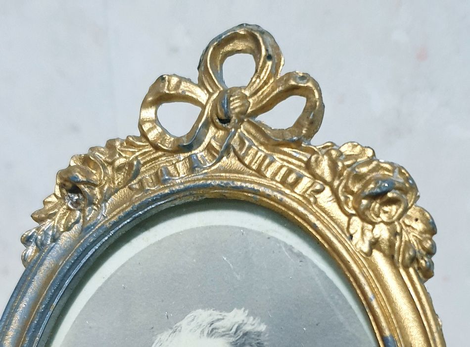 Antiga moldura D. Maria em antimónio dourado