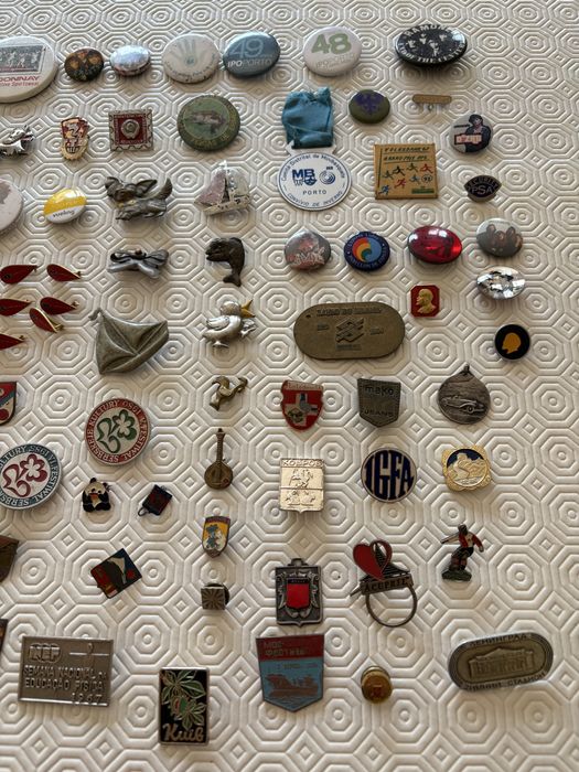 Pequenos alfinetes crachas pins