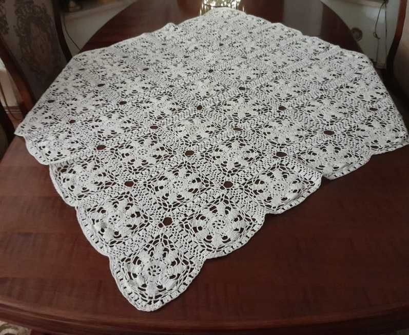 Obrus ręcznie wykonany z kordonka 105 cm x 105 cm