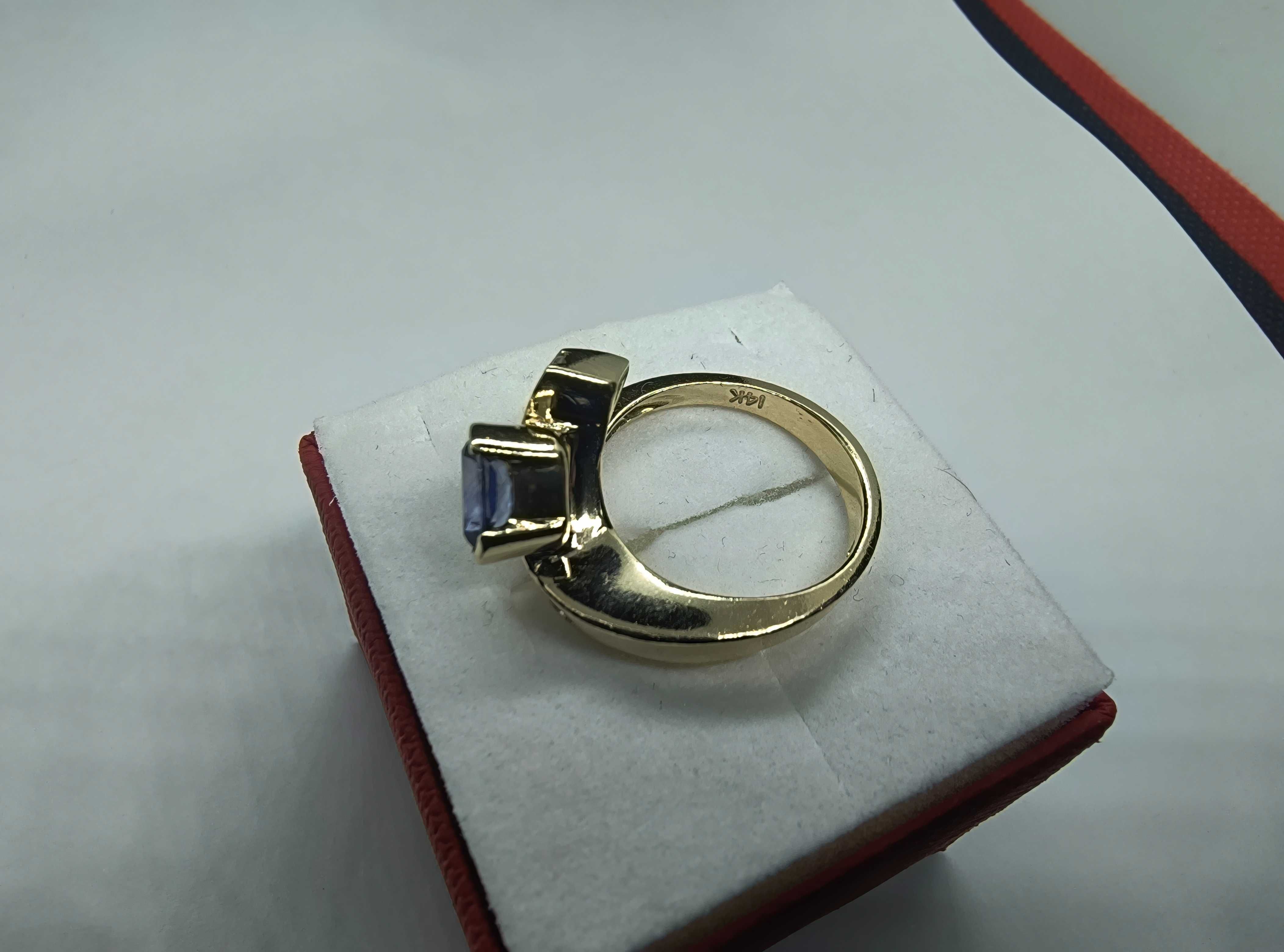 Złoty pierścionek z szafirem i brylantami, certyfikat