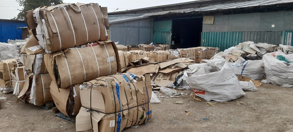 Куплю макулатуру металобрухт,картон архів. Металобрухт