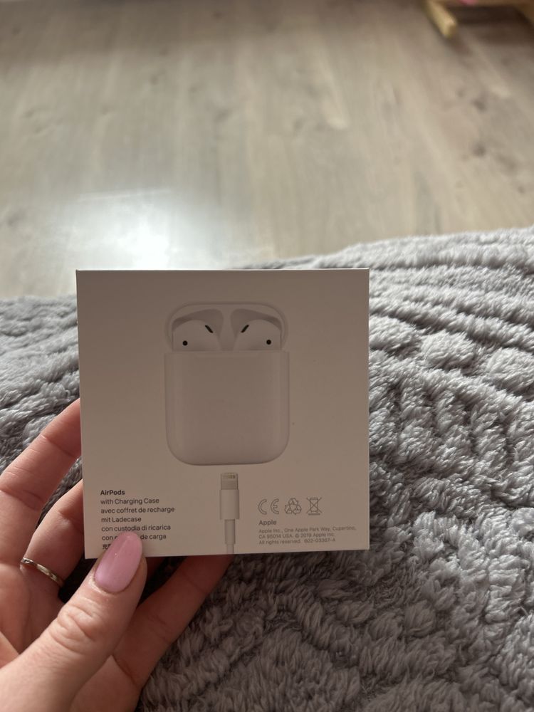 Навушники Apple AirPods 2 with Charging Case MV7N2