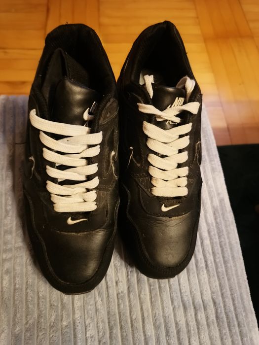 Czarne buty sportowe