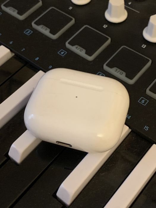 Airpods2 и Airpods 3 magsafe Кейс оригинал!A2566 комплект!