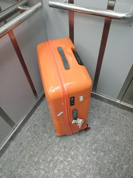 Чемодан все працює бу