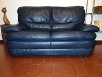 Sofá duplo em pele genuína azul, como novo, a metade do preço
