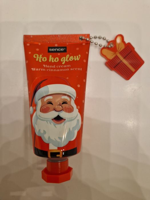 Cynamonowy krem do rąk Sence z breloczkiem w kształcie prezentu.