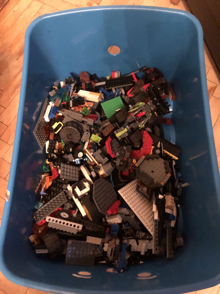 Великий ящик з конструктором Lego
