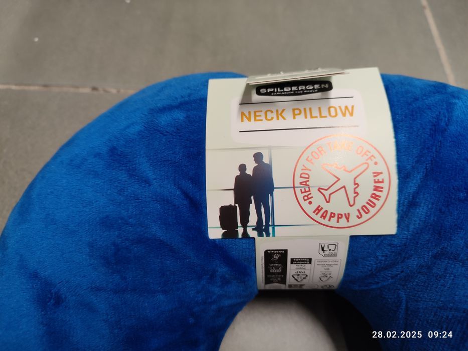 Nowa niebieska podróżna poduszka pod szyję