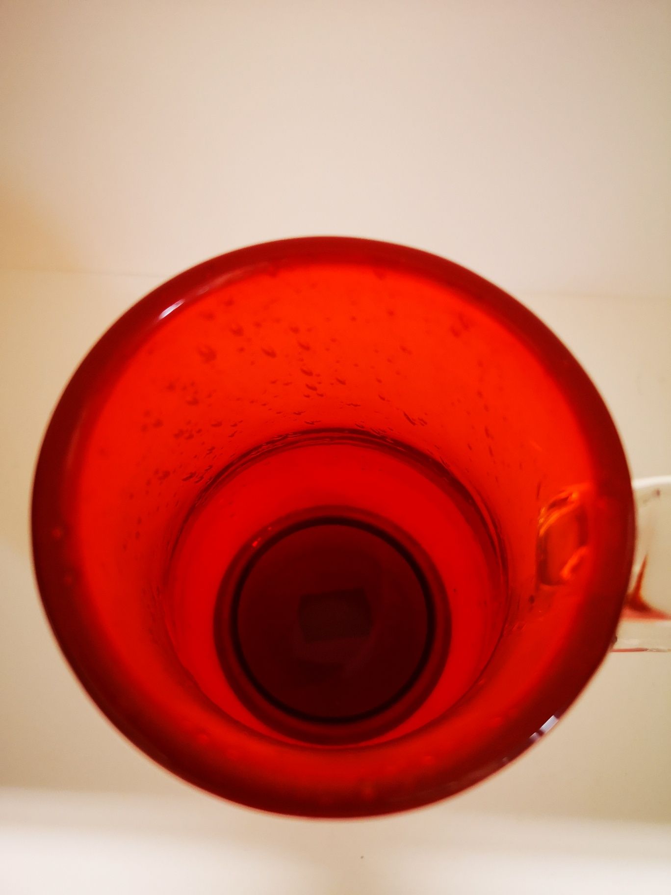 Czerwony szklany kufel