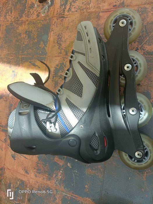Vendo patins em linha salomon. Tamanho 43 1/3 + capacete tamanho M.