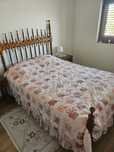 Quarto cama + mesinhas