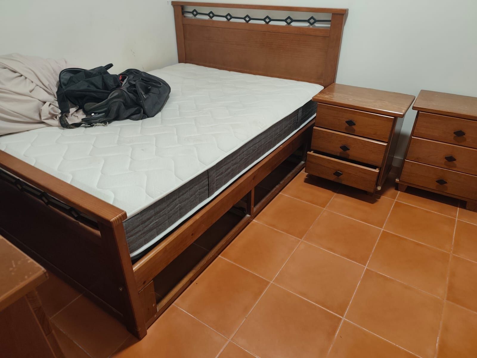 Sala e quarto com alguns toques