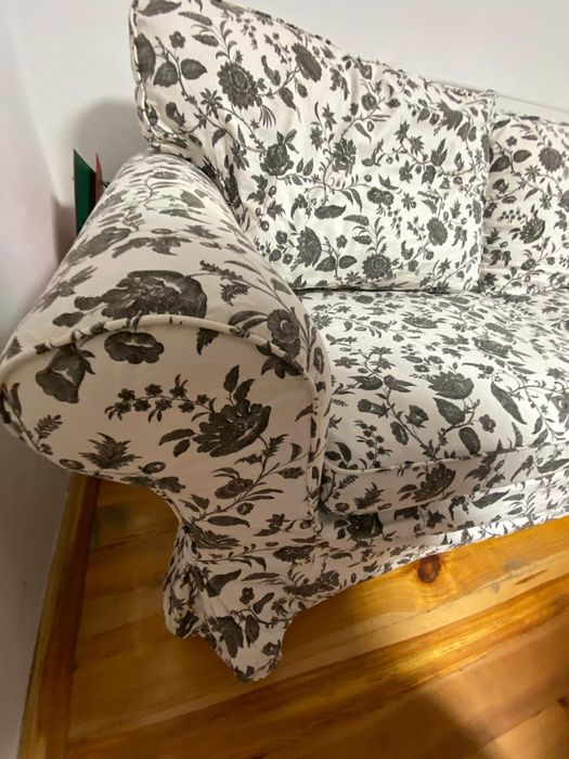 Sofa dwuosobowa z poduchami