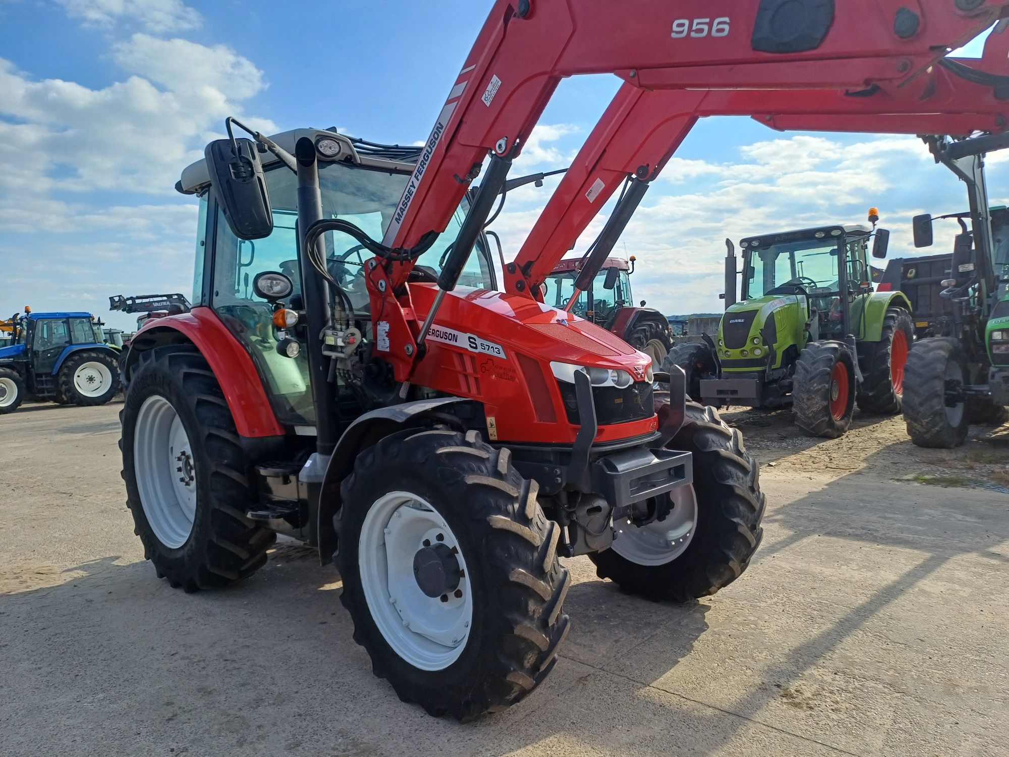 Massey Ferguson 5S 5713S sprowadzony ładowacz MF5712 MF 6455 NH T6