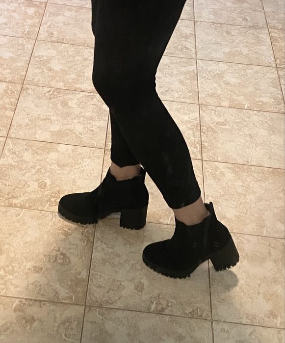 Ботильони, черевики на каблуку замшеві