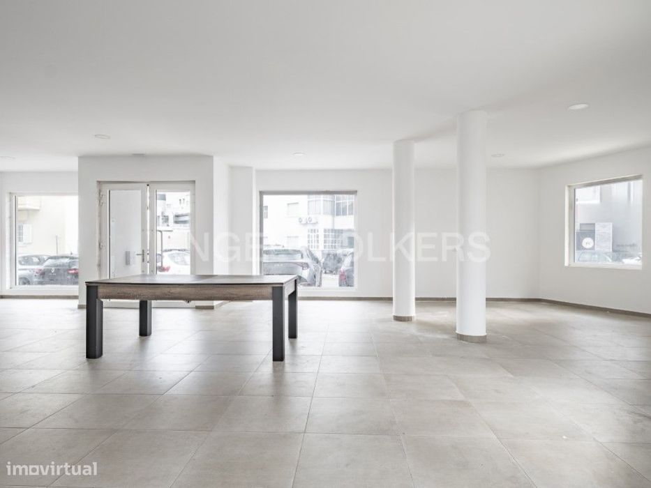 Espaço comercial no centro de Queijas