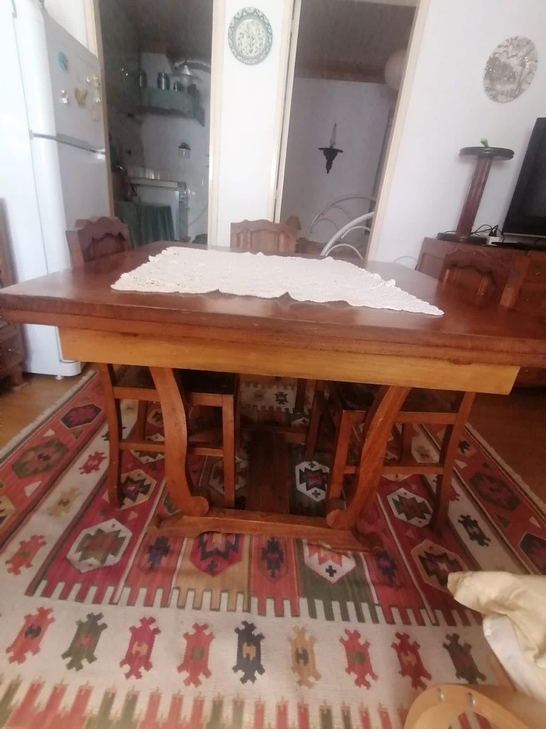 Mesa para comer antiga com 4 cadeiras